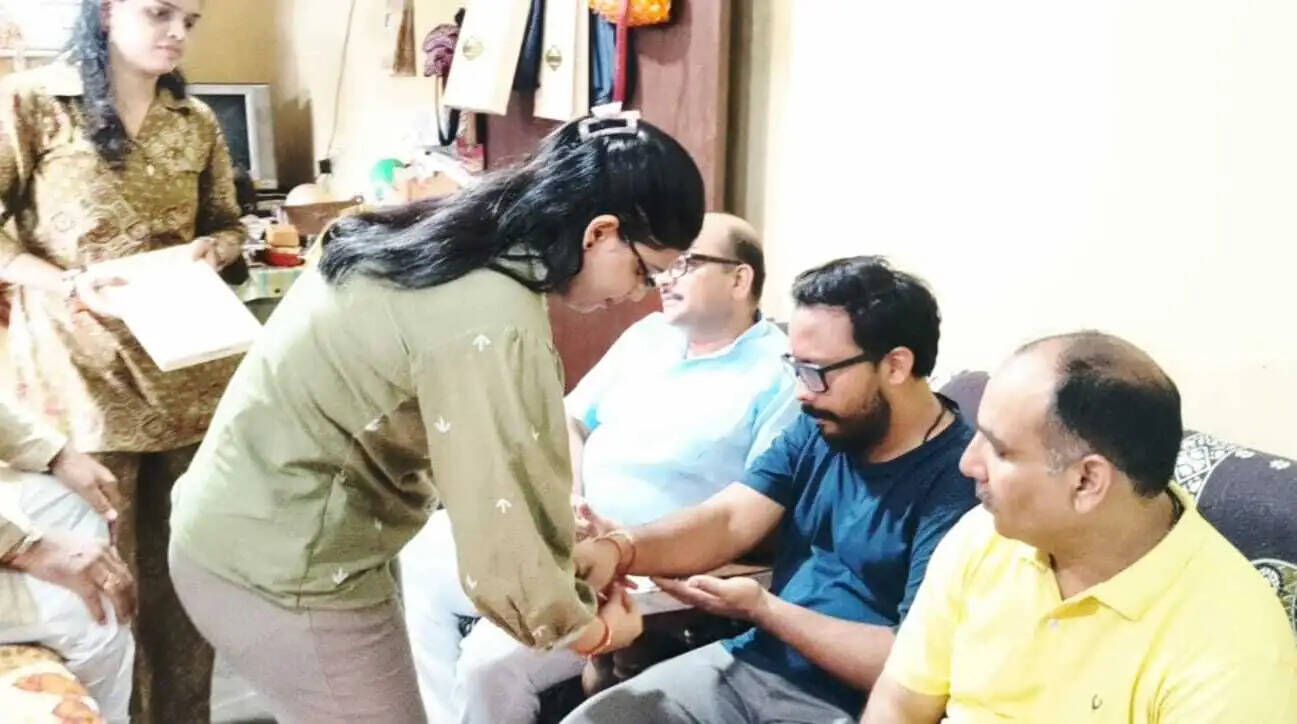 रक्षाबंधन पर शहीद विशाल पाण्डेय की बहनों से कांग्रेसजनों ने बंधवाई राखी