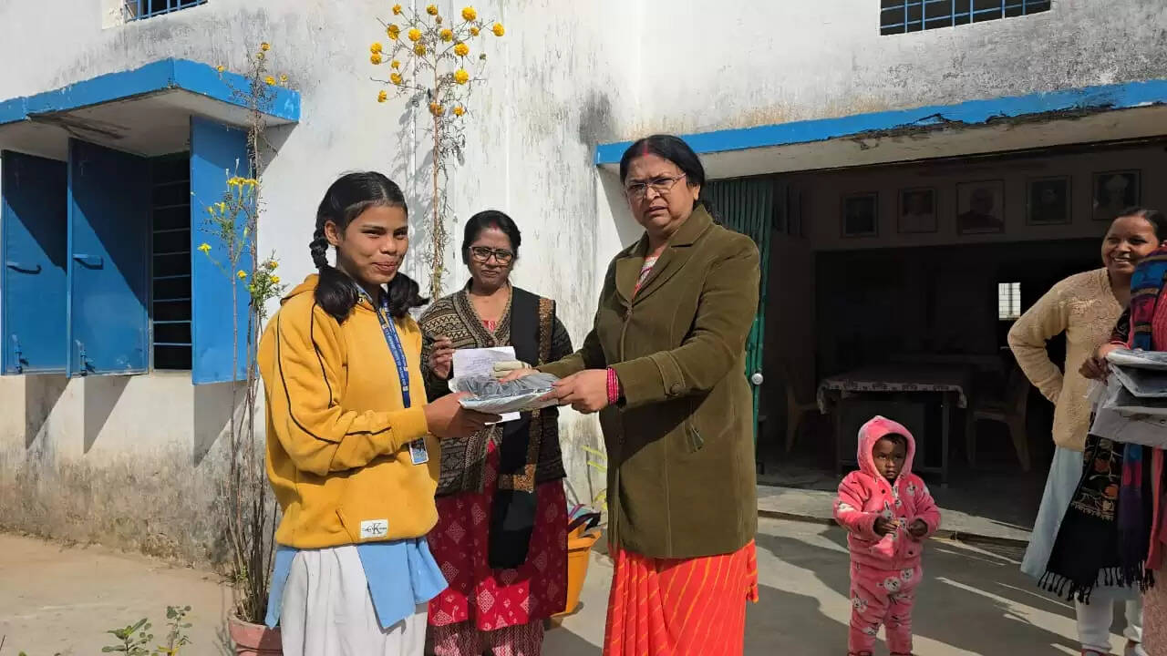 अंबिकापुर : कन्या स्कूल की छात्राओं को वितरित किए गए स्वेटर