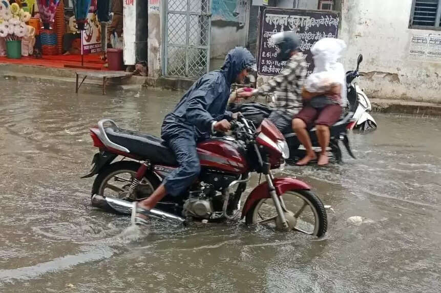 तेज वर्षा से मिली लोगों को राहत, किसानी में आई तेजी