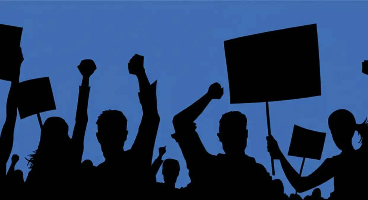 विकास भवन के बाहर सिविल डिफेंस स्वयंसेवकों का प्रदर्शन