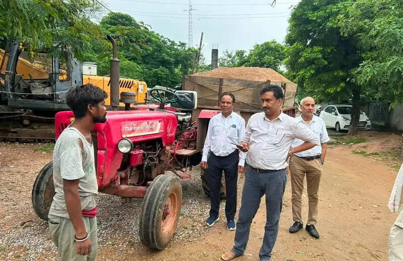 ग्वालियरः अवैध रेत के विरूद्ध बड़ी कार्रवाई, बिना नम्बर का ट्रेक्टर जब्त