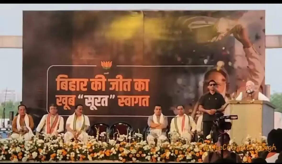 गुजरात के सूरत में बिहारी समाज ने प्रधानमंत्री मोदी का गमछा लहराकर किया स्वागत