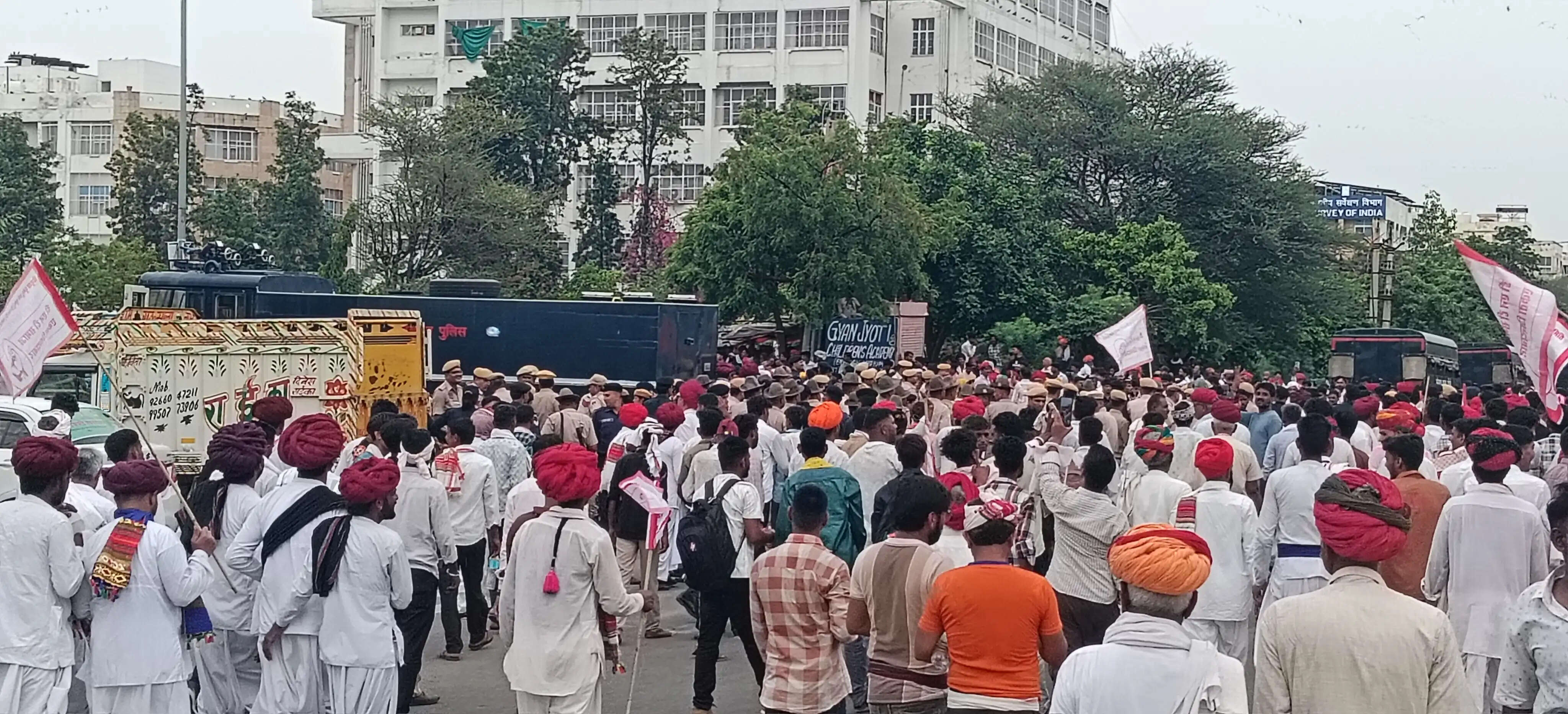 दस प्रतिशत आरक्षण की मांग पर बवाल: महापड़ाव के बाद पुलिस-प्रदर्शनकारियों में पथराव—लाठीचार्ज और आंसू गैस