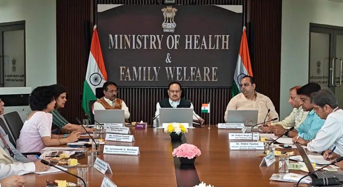 टीवी मुक्त भारत अभियान और डेंगू को लेकर केन्द्र की दिल्ली सरकार के साथ समीक्षा बैठक