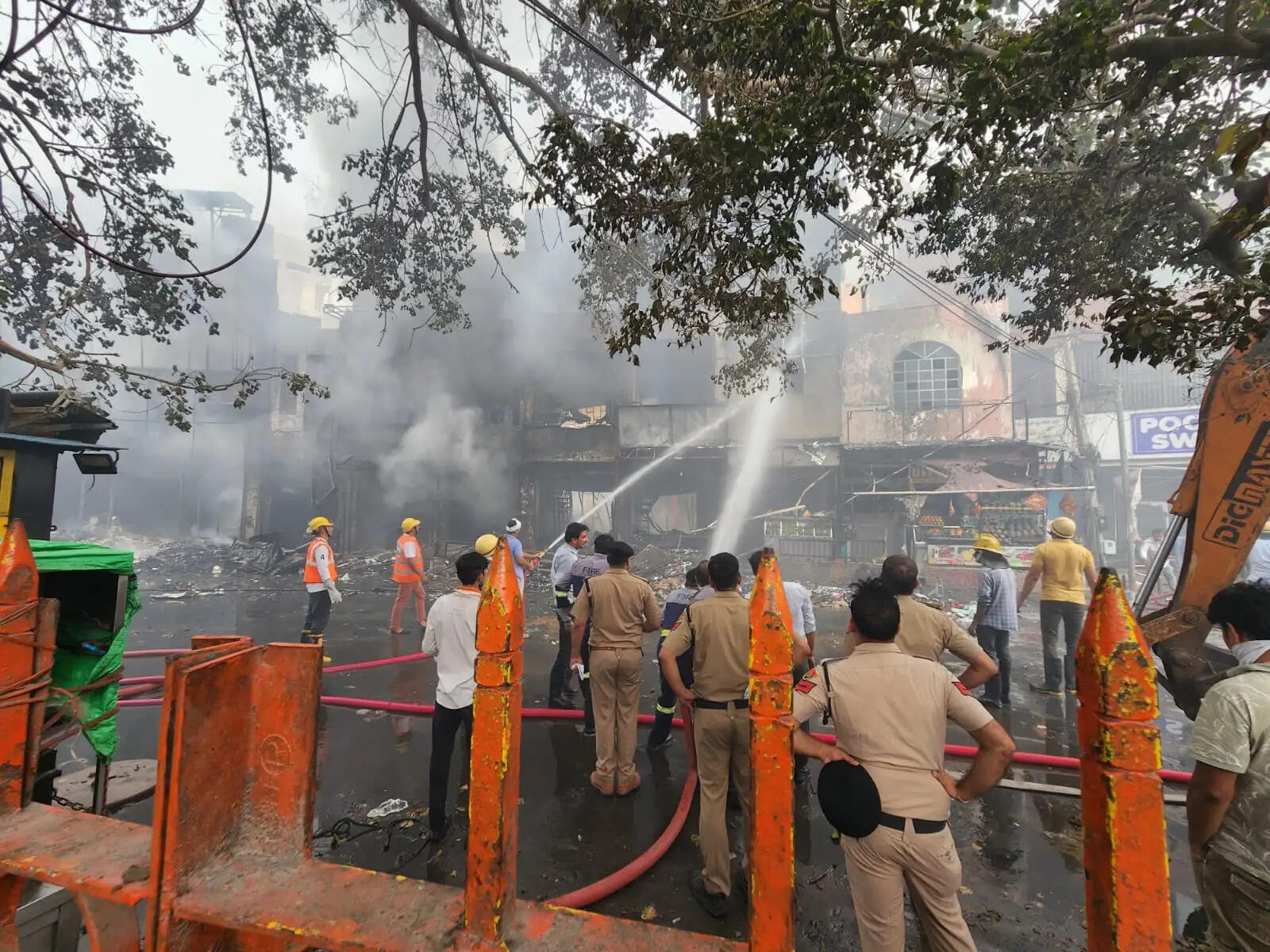 रोहतक में एसी का कंप्रेशर फटने से आधा दर्जन दुकानों में लगी भयंकर आग, भारी नुकसान