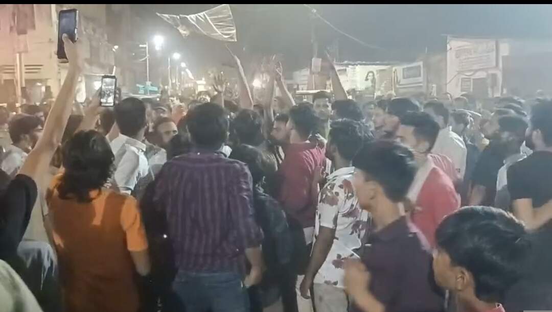 पूर्व सपा विधायक इरफान सोलंकी और बकरा बाजार कमेटी के पदाधिकारियों के बीच मारपीट, दोनों पक्षों से मुकदमा दर्ज