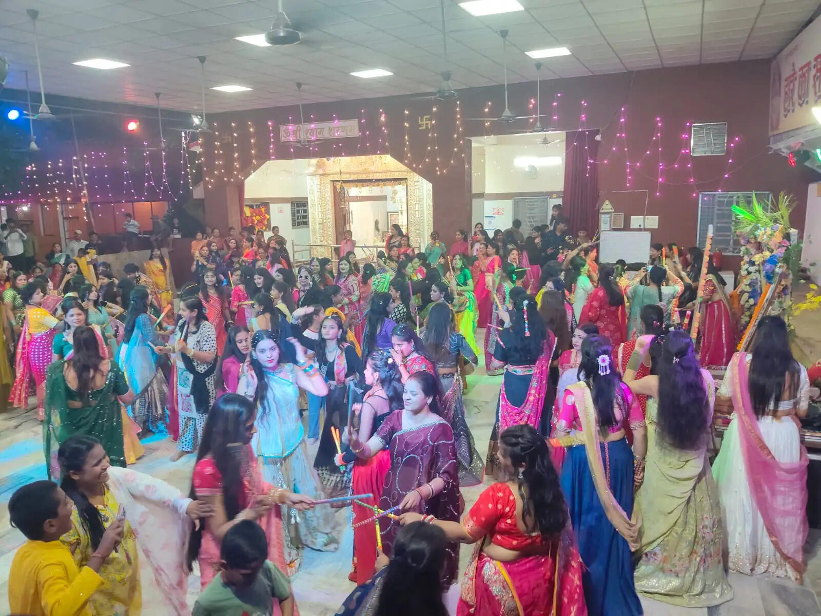 राधा कृष्ण ठाकुरवाड़ी में गरबा-डांडिया की धूम, भक्ति गीतों पर देर रात तक झूमीं महिलाएं