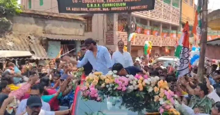 आसनसोल में मलय घटक के समर्थन में सांसद देव का रोड शो