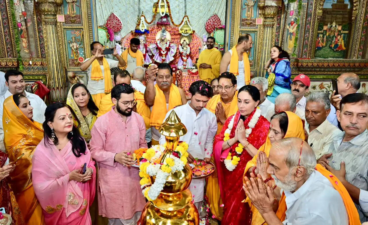 डिप्टी सीएम दीया कुमारी ने मंदिर श्री रामचंद्र जी में की नवीन शिखर कलश की स्थापना