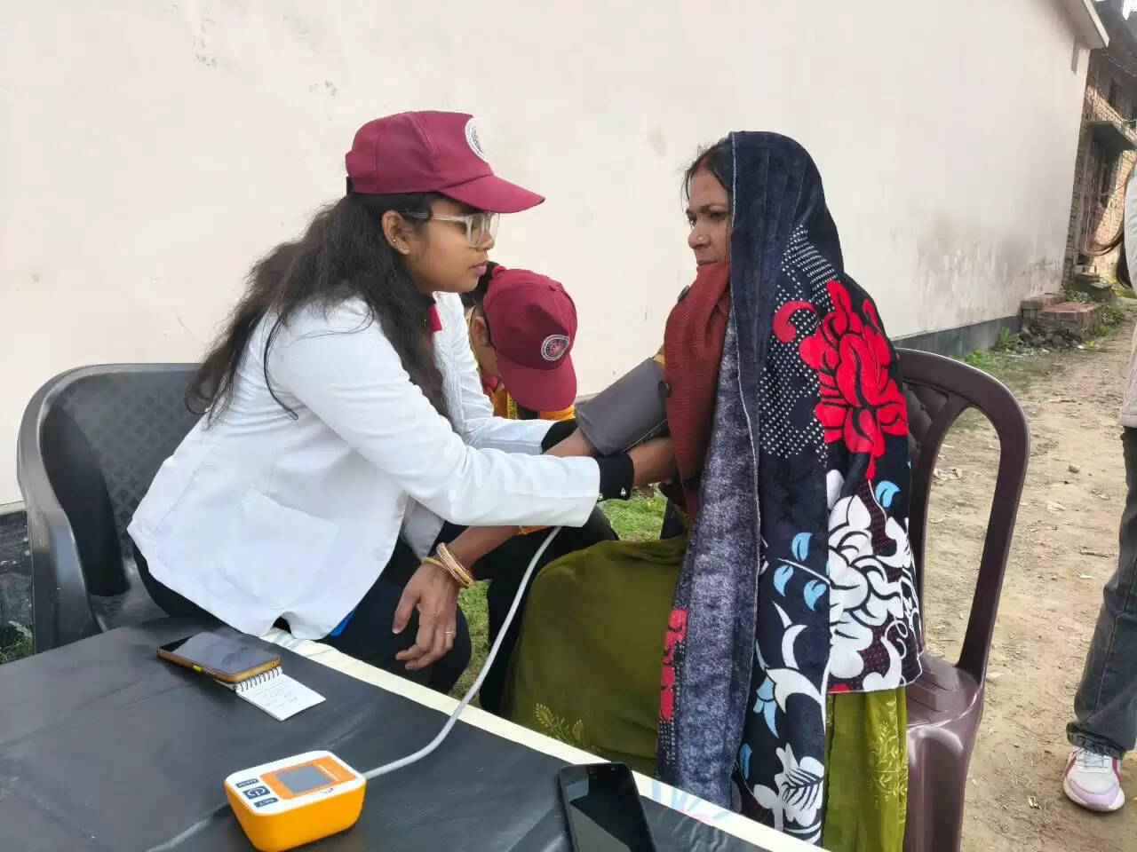 ग्रामीण समाज के लिए अत्यंत उपयोगी सिद्ध होते हैं स्वास्थ्य शिविर : डॉ. रश्मि झा