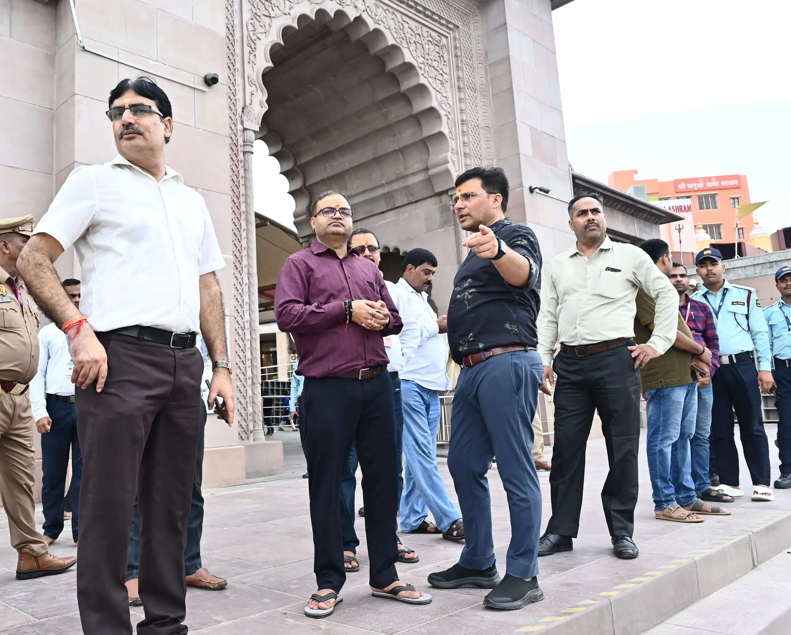 नए मुख्य कार्यपालक अधिकारी सत्यम मिश्र ने किया श्री काशी विश्वनाथ धाम का निरीक्षण