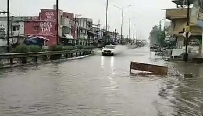 बारिश से चारामा राष्ट्रीय राजमार्ग 30 पर हुआ जलभराव
