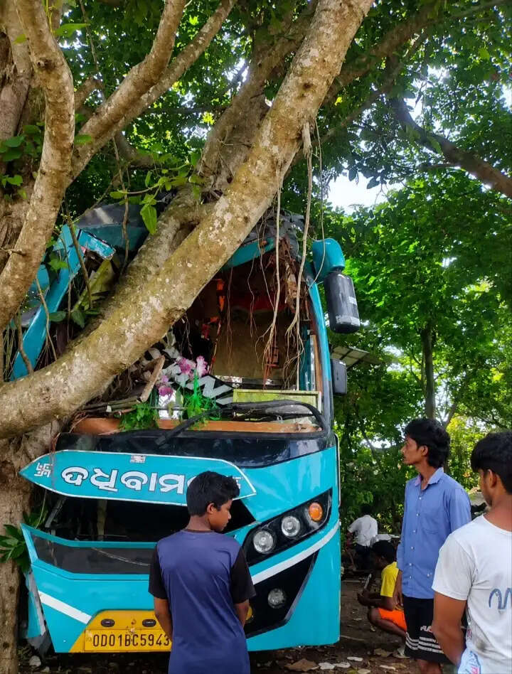 झाड़ग्राम जा रही बस पेड़ से टकराई, कई घायल
