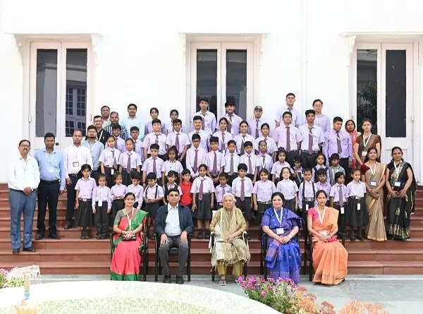 राज्यपाल से संस्कृति स्कूल के विद्यार्थियों की शिष्टाचार भेंट