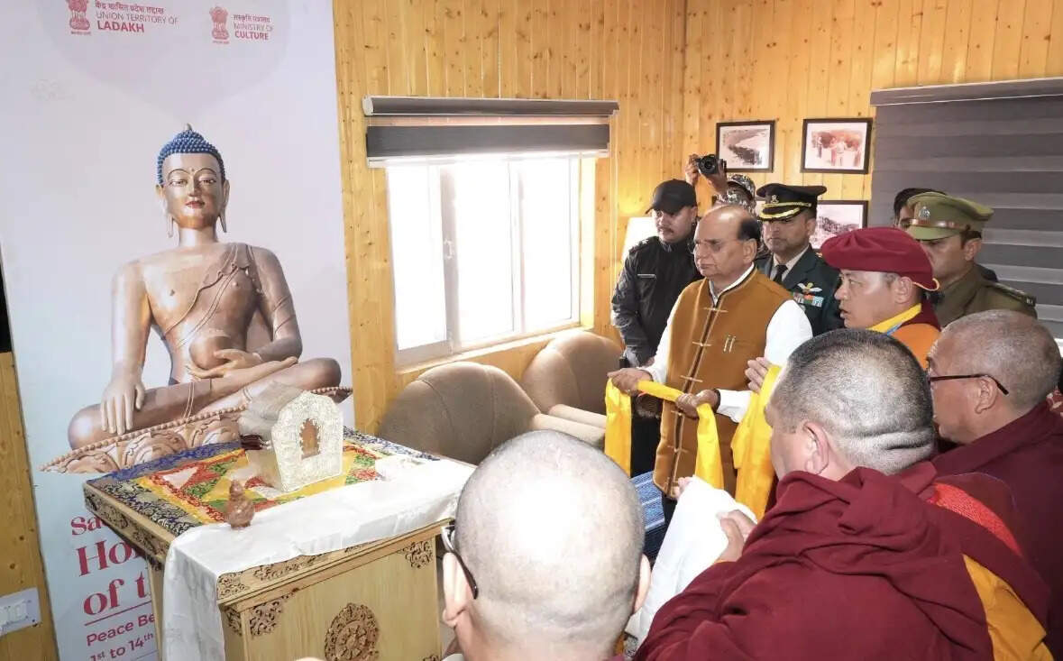 भगवान बुद्ध के पवित्र अवशेष को विशेष विमान से लेह पहुंचाया गया, बुद्ध पूर्णिमा कार्यक्रम में गृह मंत्री होंगे शामिल