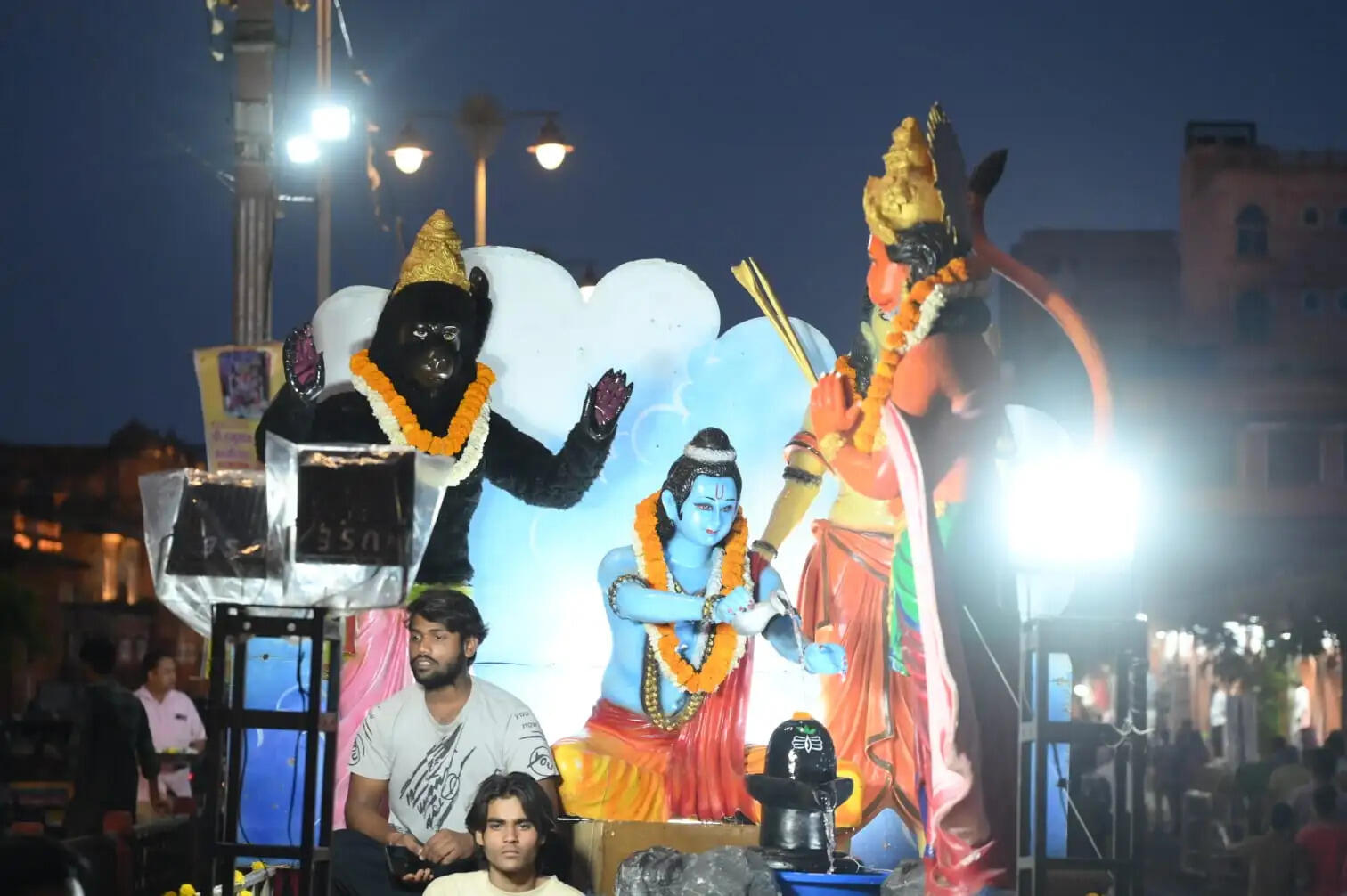 वीर बजरंग बली अपने आराध्य भगवान श्रीराम—माता जानकी के साथ नगर भ्रमण पर निकले