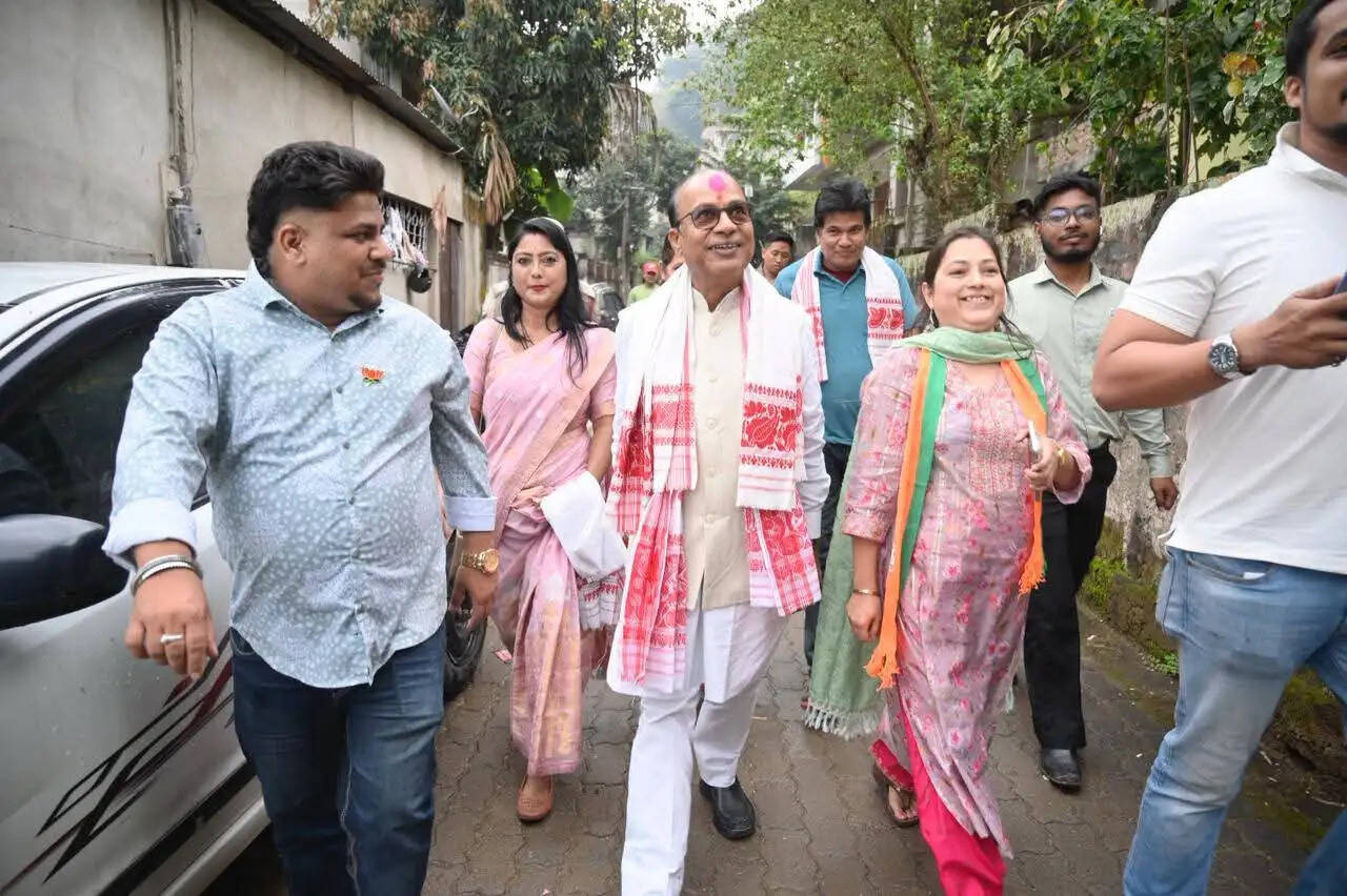 मध्य गुवाहाटी में भाजपा प्रत्याशी विजय गुप्ता का घर-घर जनसंपर्क अभियान