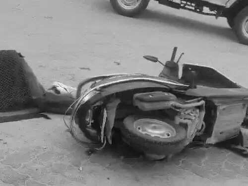 ट्रक की टक्कर से डिस्कॉम संविदाकर्मी की मौत, साथी गंभीर घायल