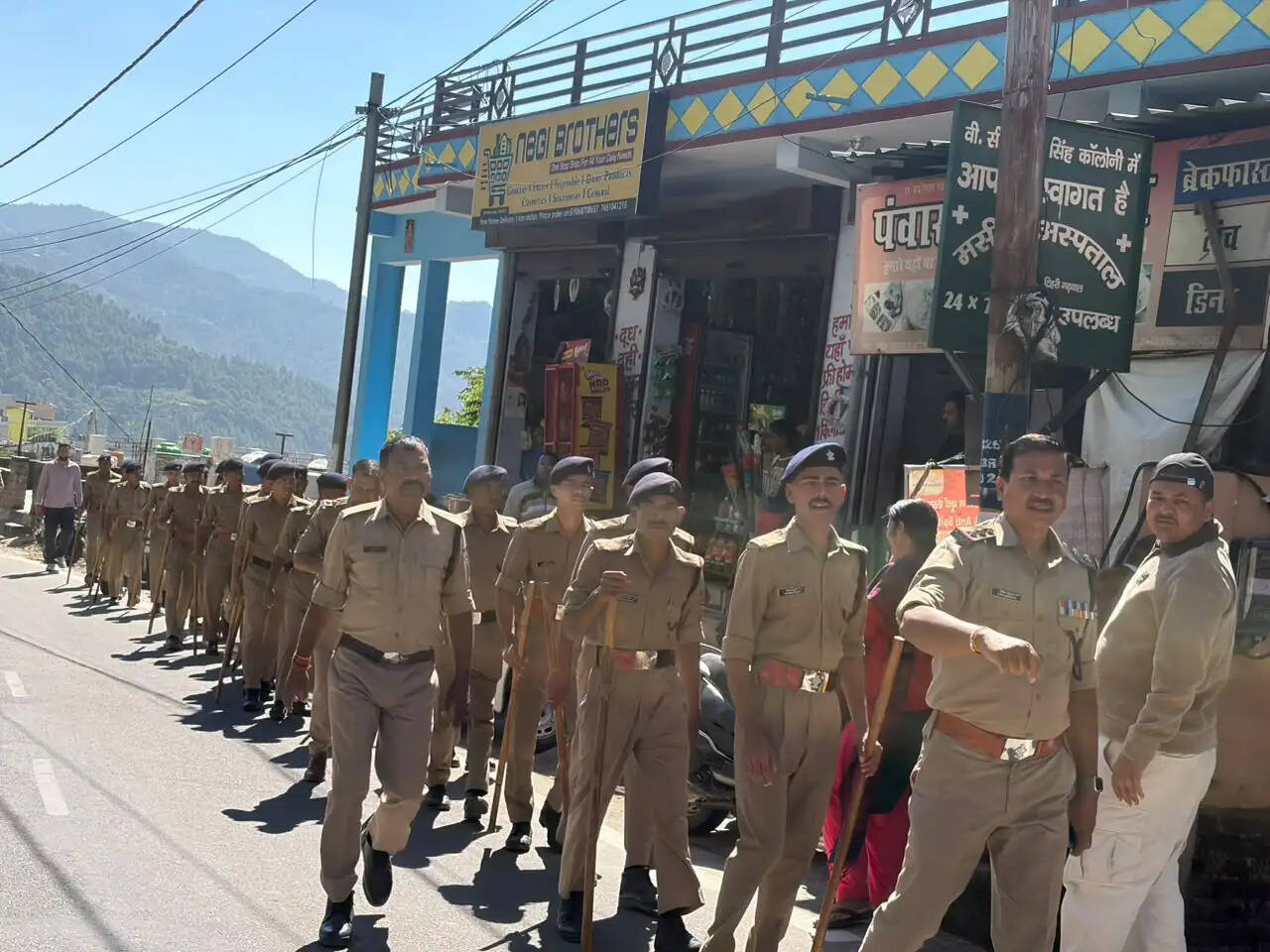 त्योहारी सीजन को देख टिहरी पुलिस ने निकाला फ्लैग मार्च