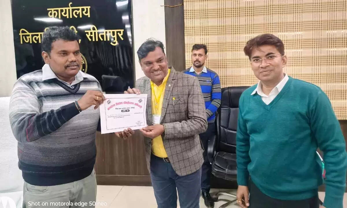 एसआईआर में शत प्रतिशत कार्य पूरा हाेने पर बीएलओ को डीएम ने किया सम्मानित