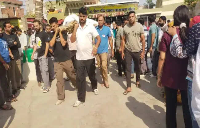 नारनाैल: पुलिस के पहरे में मंगलमुखी प्रधान का हुआ अंतिम संस्कार