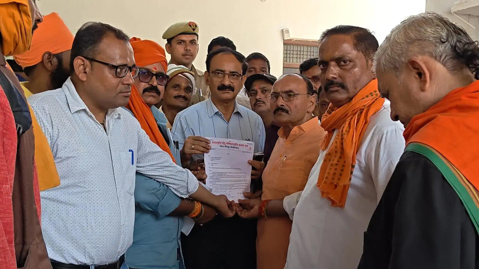 सूर्या चौहान हत्याकांड के दोषियों पर कठोर कार्रवाई की मांग, आईएचपी व राष्ट्रीय बजरंग दल ने सौंपा ज्ञापन
