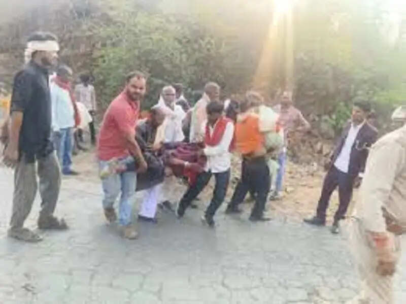 सतना:&nbsp;बगदरा घाटी में बारातियों से भरी बस पलटी, 23 घायल, तीन की हालत गंभीर