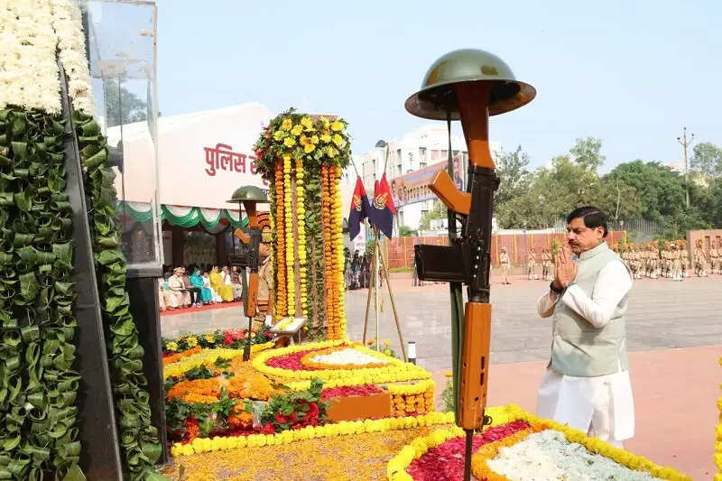 मप्र : मुख्यमंत्री की घोषणा - अब शहीद पुलिसकर्मी की पत्नी और माता-पिता को मिलेगे 50-50 लाख