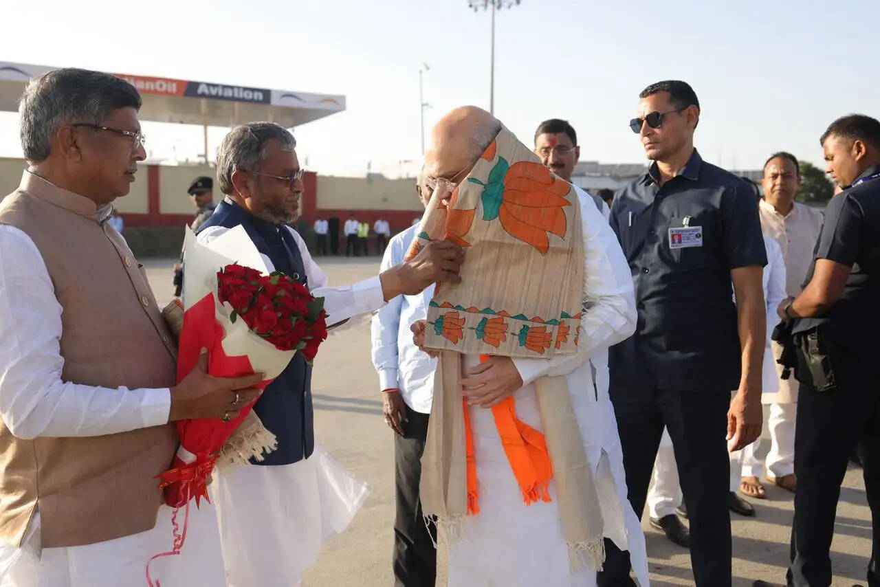 अमित शाह का भाजपा प्रदेश अध्यक्ष और नेता प्रतिपक्ष ने रांची एयरपोर्ट पर किया स्वागत