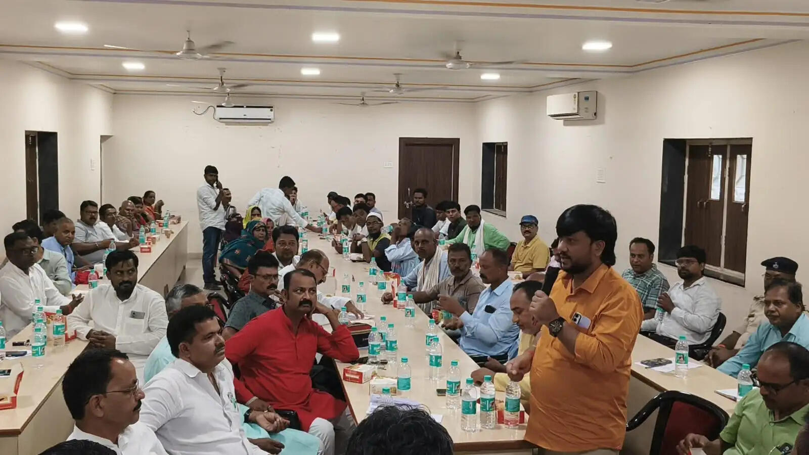 गहमागहमी के बीच पंचायत प्रतिनिधियों की बैठक में छाया रहा नल जल योजना