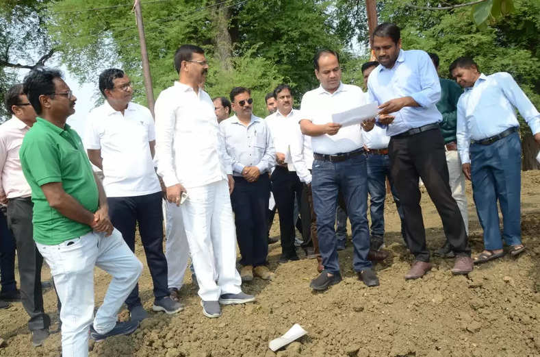 रायपुर : विधायक व कलेक्टर ने किया गजराज तालाब का निरीक्षण