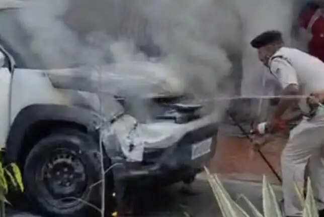 जबलपुरः चलती कार में लगी आग, आरक्षकों की सूझबूझ से टला बड़ा हादसा