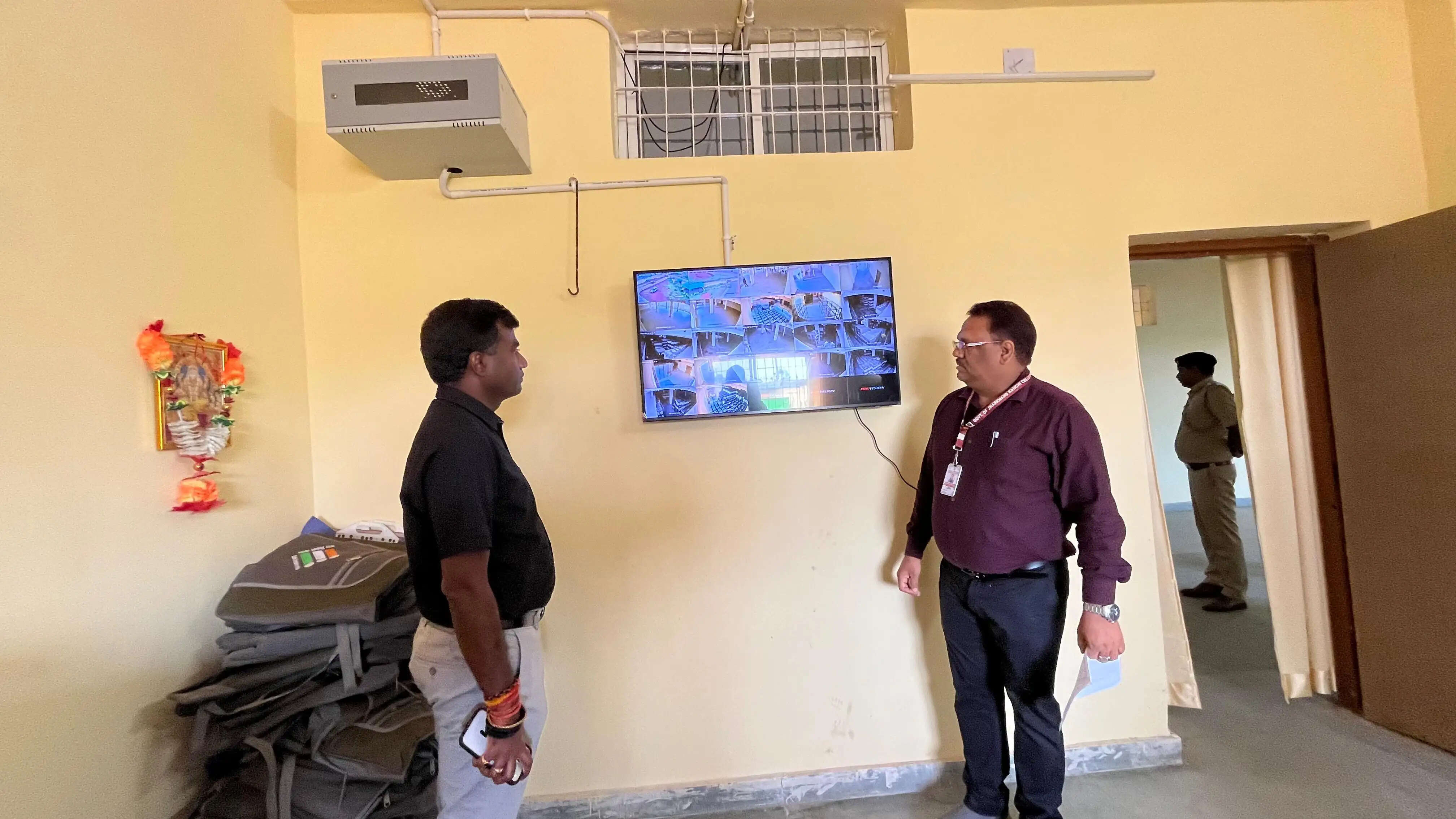 उपायुक्त ने किया ईवीएम वेयरहाउस का निरीक्षण, सुरक्षा और रख-रखाव व्यवस्था की समीक्षा