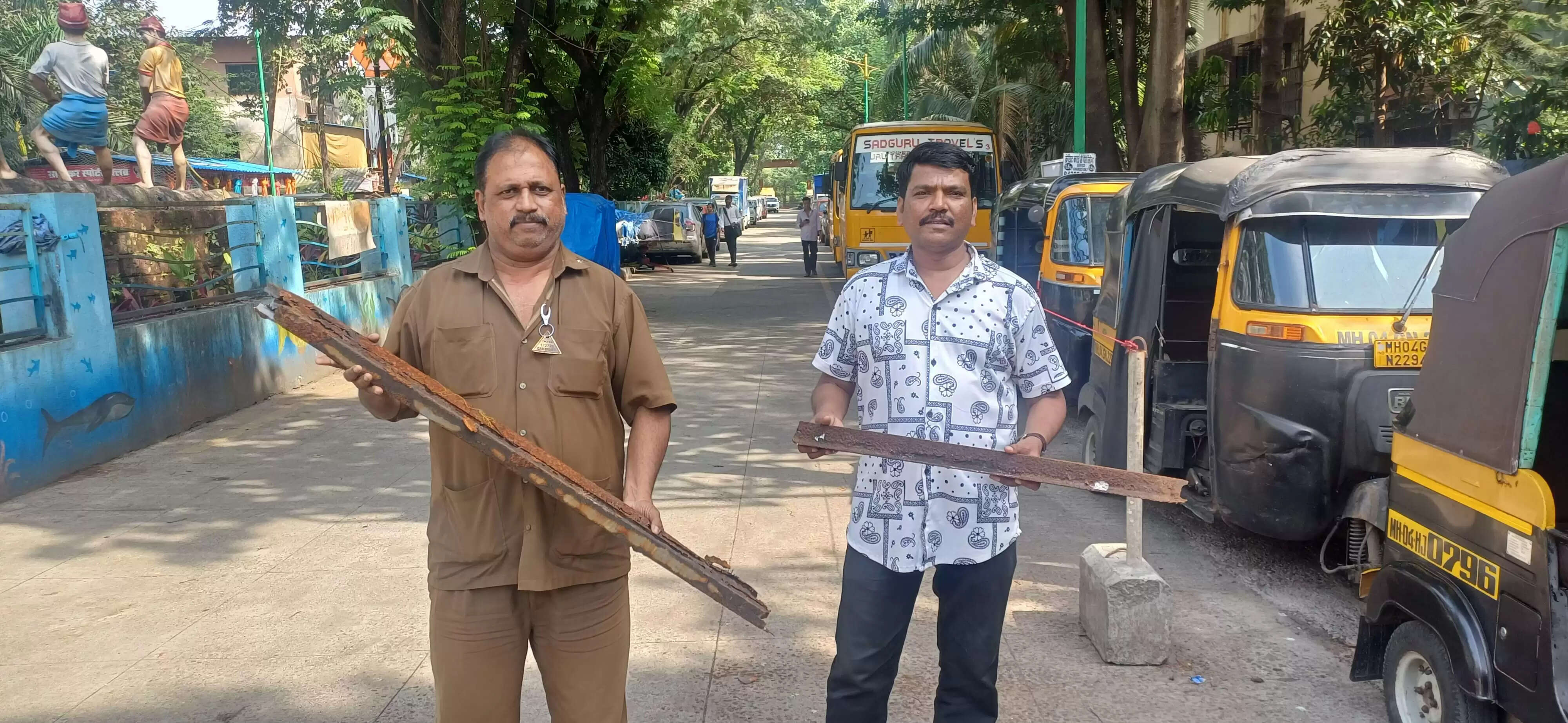 टीएमसी लापरवाही से लोहे की खतरनाक छड़ गिरी, हादसा टला