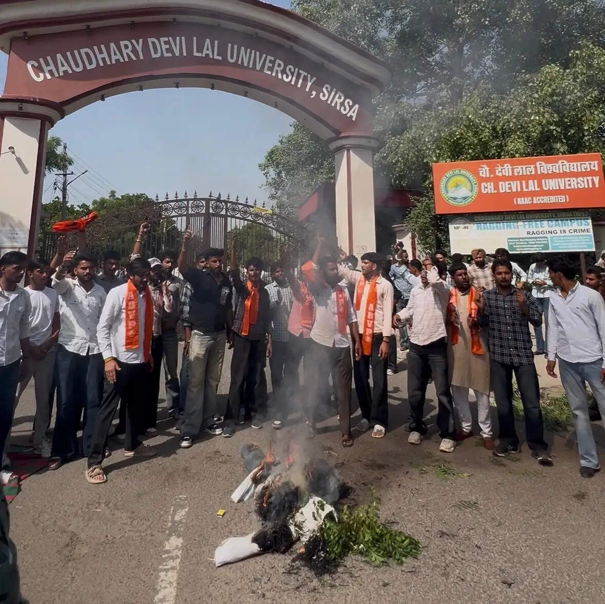 सिरसा: एबीवीपी ने फूकां कुलपति का पुतला