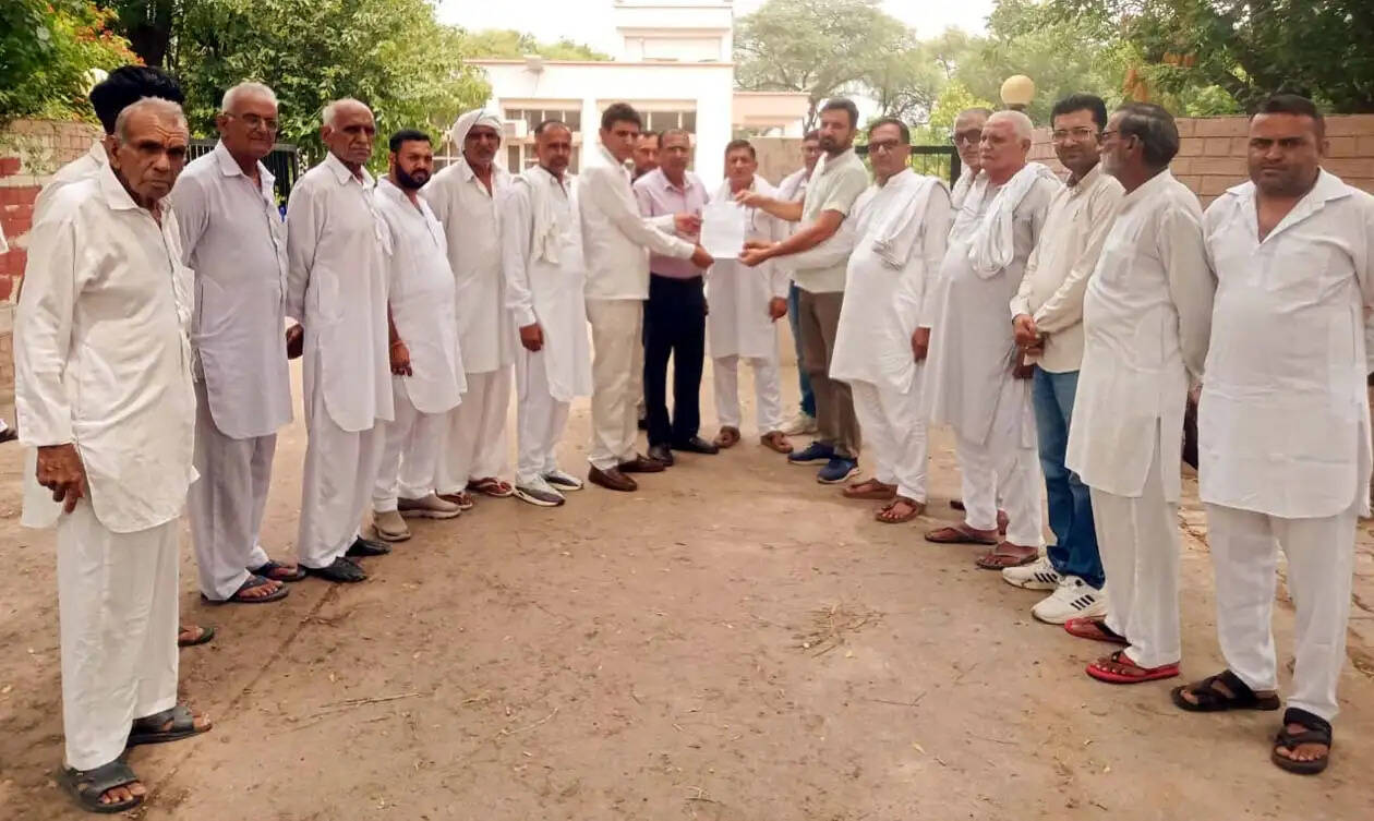 हिसार : ट्रेड डील के विरोध में किसानों ने राष्ट्रपति के नाम नायब तहसीलदार को सौंपा ज्ञापन