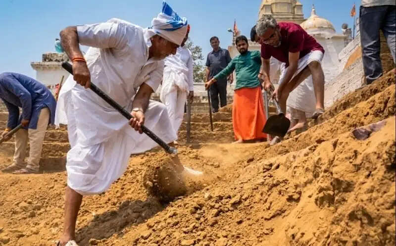 सीहोरः मंत्री प्रहलाद पटेल ने नर्मदा गुंजारी घाट पर किया श्रमदान