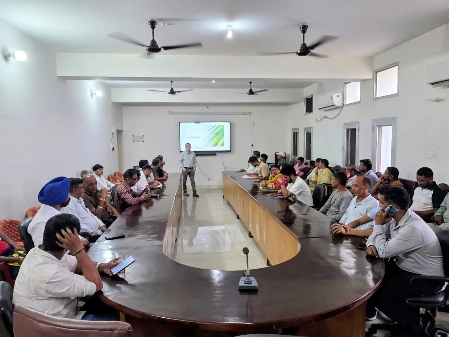 सिरमौर : किसानों के लिए कार्यशाला का आयोजन, सौर ऊर्जा से कमाई का तरीका समझाया