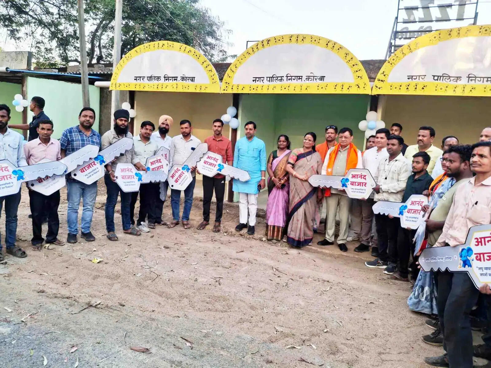 जन्मदिन पर उद्योग मंत्री ने लघु व्यवसायियों को दी स्थायी दुकानों की सौगात