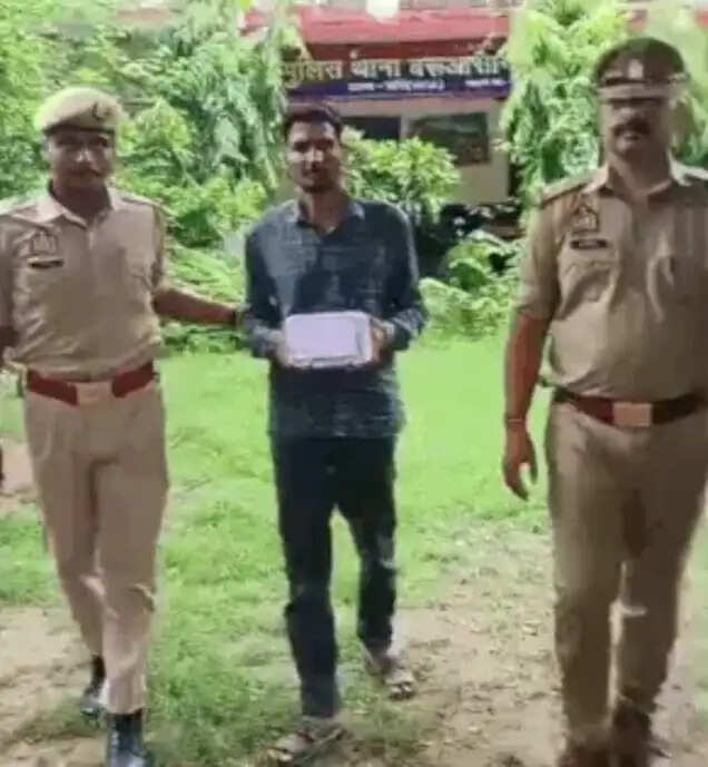पुलिस इंस्पेक्टर बनकर करता था साइबर ठगी, गिरफ्तार