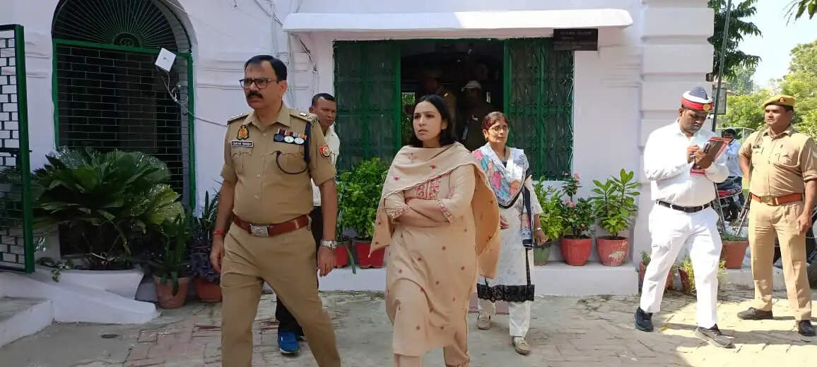 पीईटी परीक्षा केंद्रों का डीएम और एसपी किया निरीक्षण
