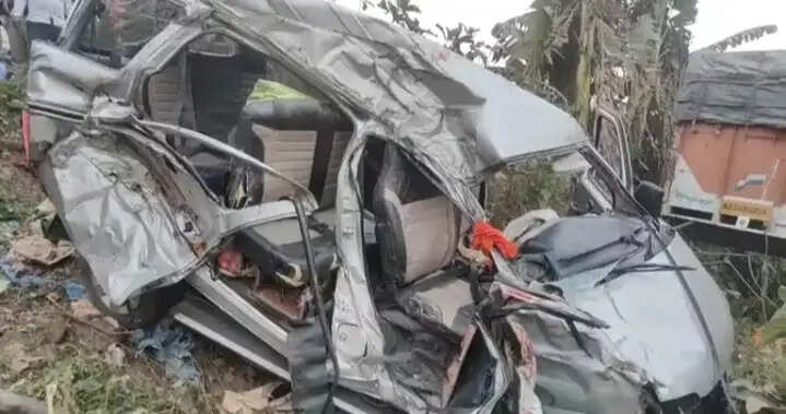 खाकुड़दा में कार–लॉरी की आमने-सामने टक्कर, दो की मौत