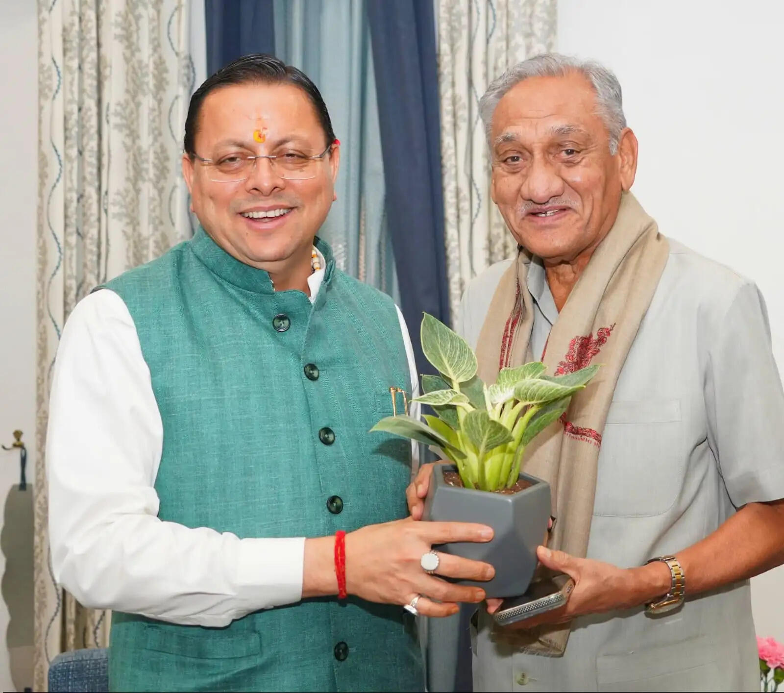 मुख्यमंत्री पुष्कर सिंह धामी से पूर्व मुख्यमंत्री विजय बहुगुणा की शिष्टाचार भेंट