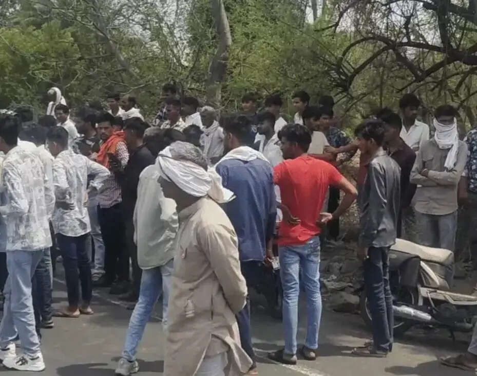 राजगढ़ : रबड़ी खाने जा रहे दो दोस्तों की बाइक फिसली, ट्रॉले से कुचलकर एक की मौत