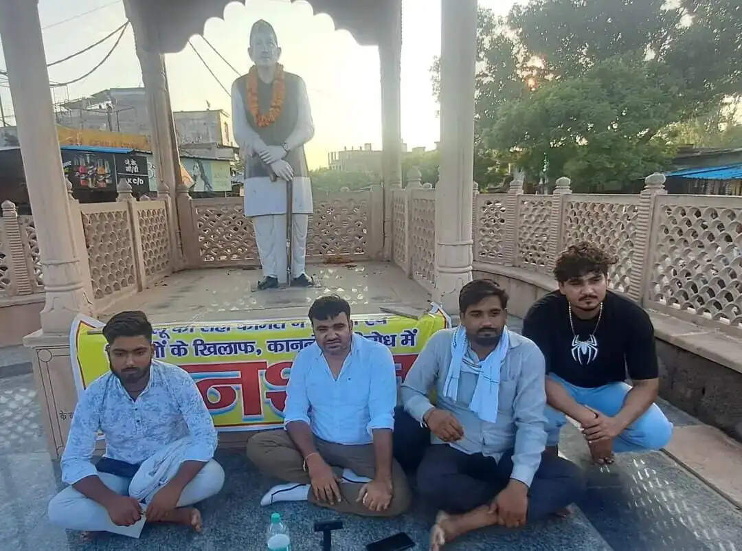 आलू का न्यूनतम दाम तय करने की मांग को लेकर हाथरस में किसानों ने शुरु किया अनशन