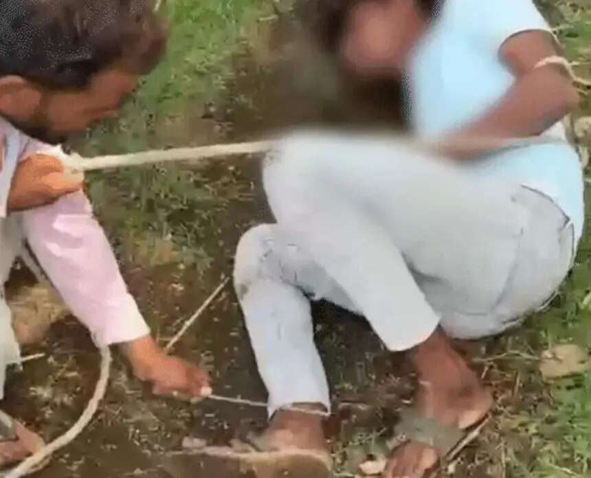 राजगढ़ः ग्रामीणों ने चोरी के आरोप में युवक को बांधकर पीटा, गर्म सरिए से दागा