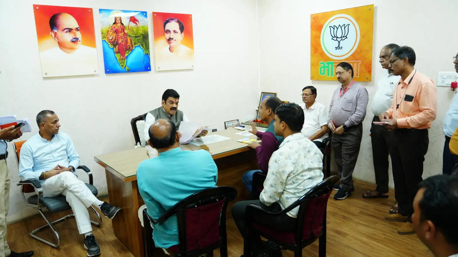 मंत्री&nbsp;राजपूत ने भाजपा प्रदेश कार्यालय में&nbsp;आए कार्यकर्ताओं से की&nbsp;मुलाकात,&nbsp;जनसमस्याओं के त्वरित निराकरण के&nbsp;दिए निर्देश