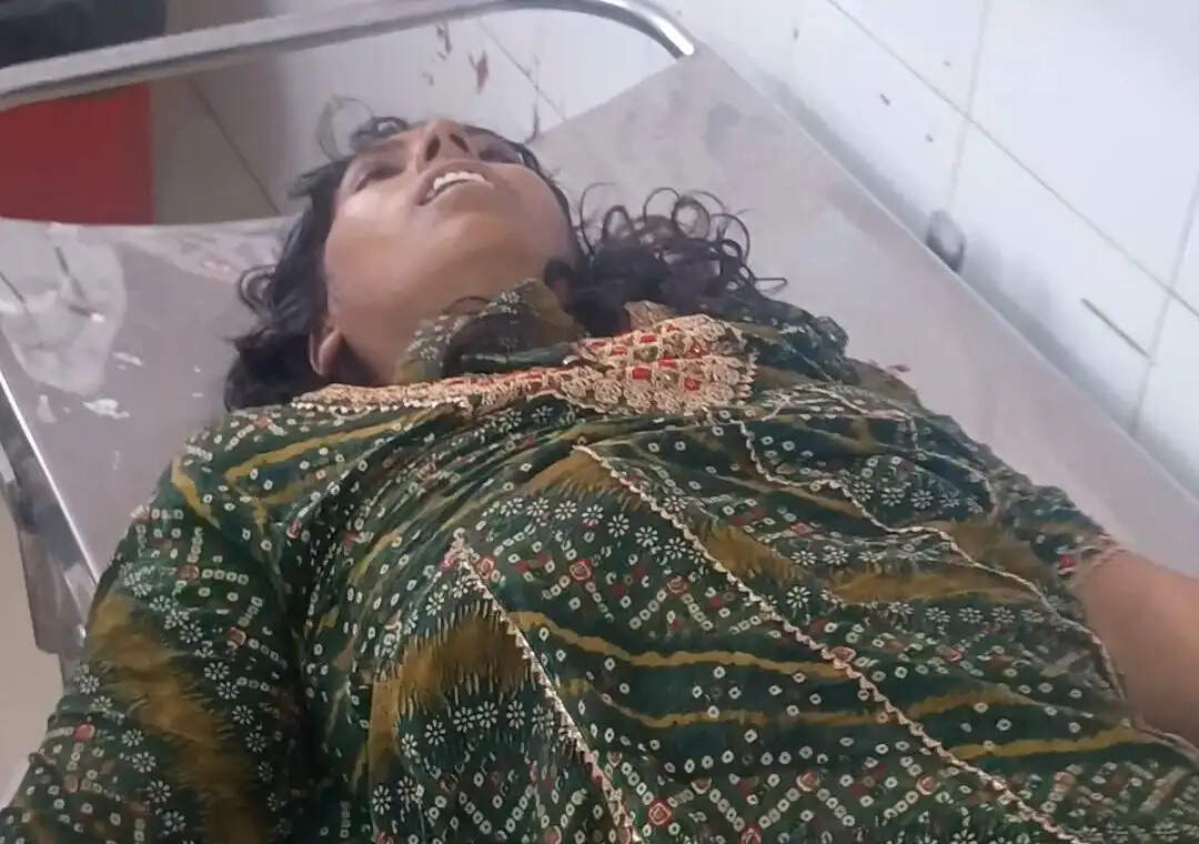 देवरिया में संदिग्ध परिस्थितियों में मां - बेटे की मौत, दूसरा बेटा अस्पताल में भर्ती