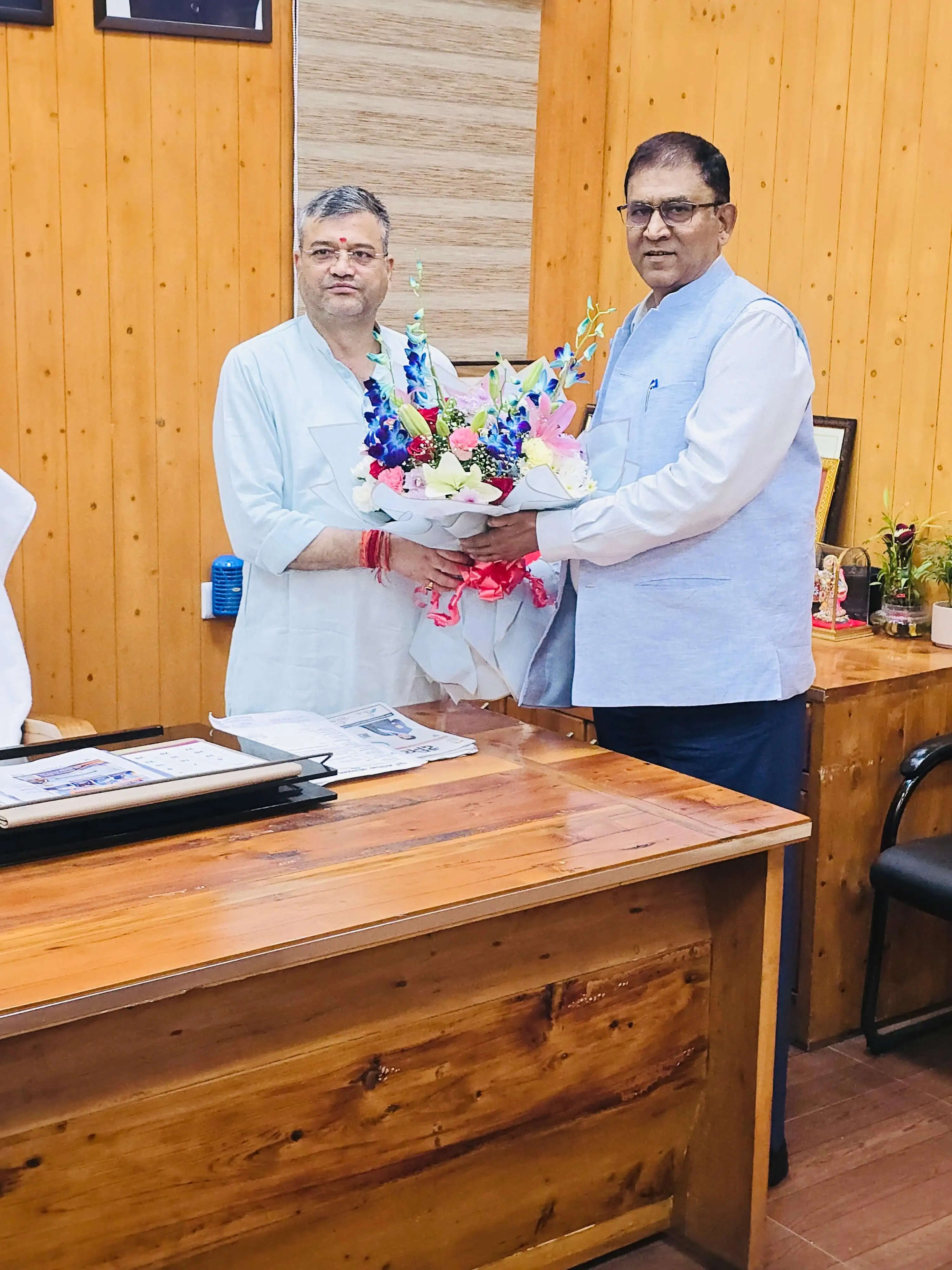 बिजली व्यवस्था के आधुनिकीकरण और विकास कार्यों पर मेयर व यूपीसीएल एमडी ने की चर्चा