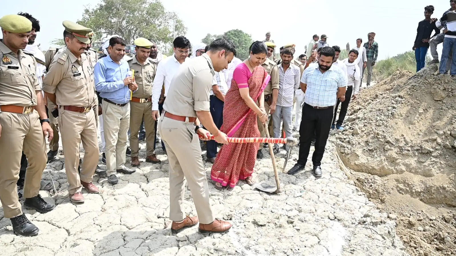 तालाबों को पुनर्जीवित करने के लिए डीएम-एसपी ने फावड़ा चलाकर कार्य का किया शुभारंभ